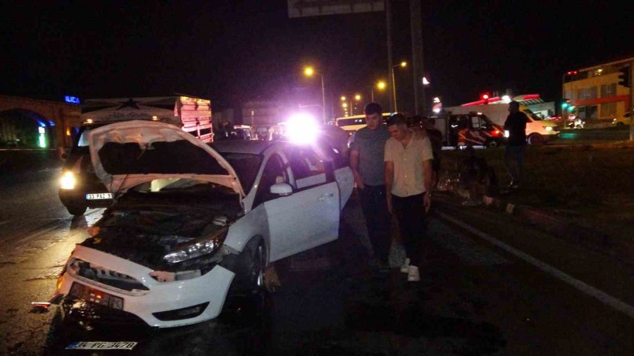 Antalya’da Otomobiller Çarpıştı: 2 Yaralı