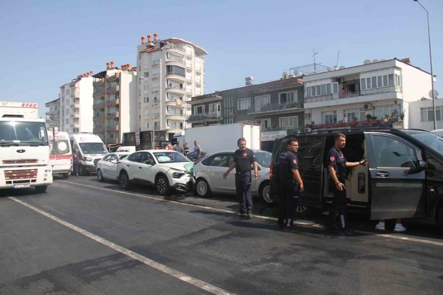 Antalya’da 5 Aracın Karıştığı Zincirleme Kazada 6 Kişi Yaralandı