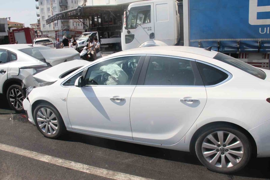 Antalya’da 5 Aracın Karıştığı Zincirleme Kazada 6 Kişi Yaralandı