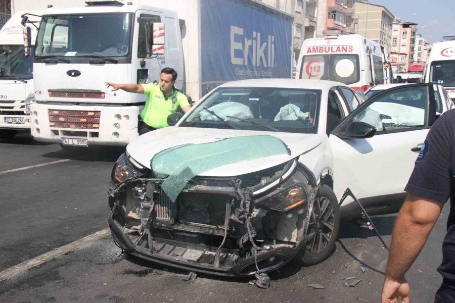 Antalya’da 5 Aracın Karıştığı Zincirleme Kazada 6 Kişi Yaralandı