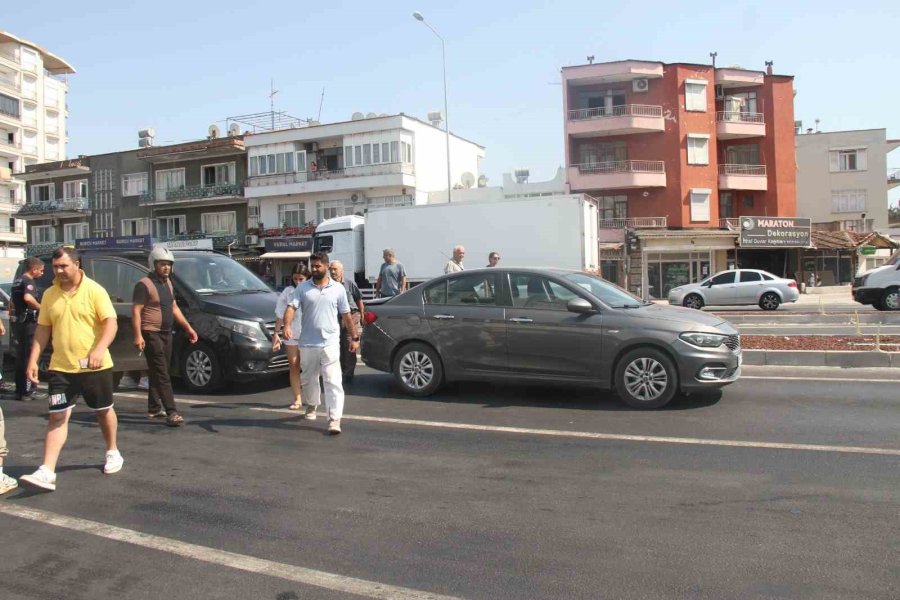 Antalya’da 5 Aracın Karıştığı Zincirleme Kazada 6 Kişi Yaralandı