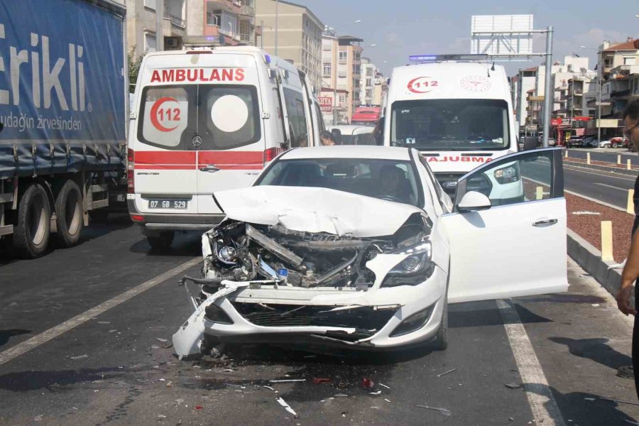 Antalya’da 5 Aracın Karıştığı Zincirleme Kazada 6 Kişi Yaralandı