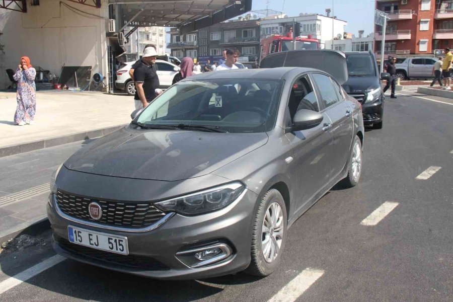 Antalya’da 5 Aracın Karıştığı Zincirleme Kazada 6 Kişi Yaralandı