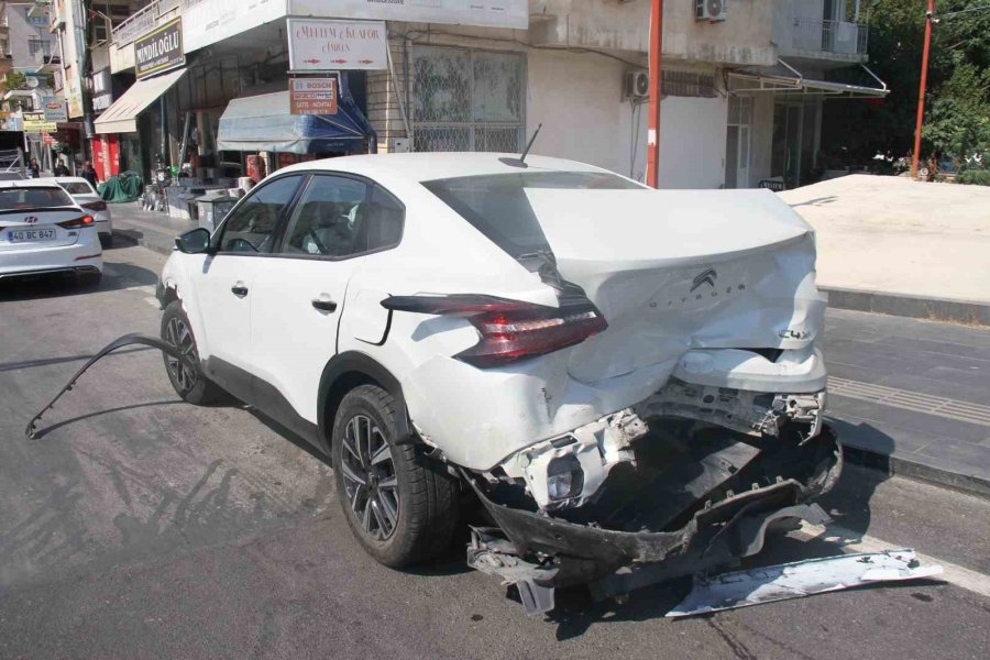 Antalya’da 5 Aracın Karıştığı Zincirleme Kazada 6 Kişi Yaralandı