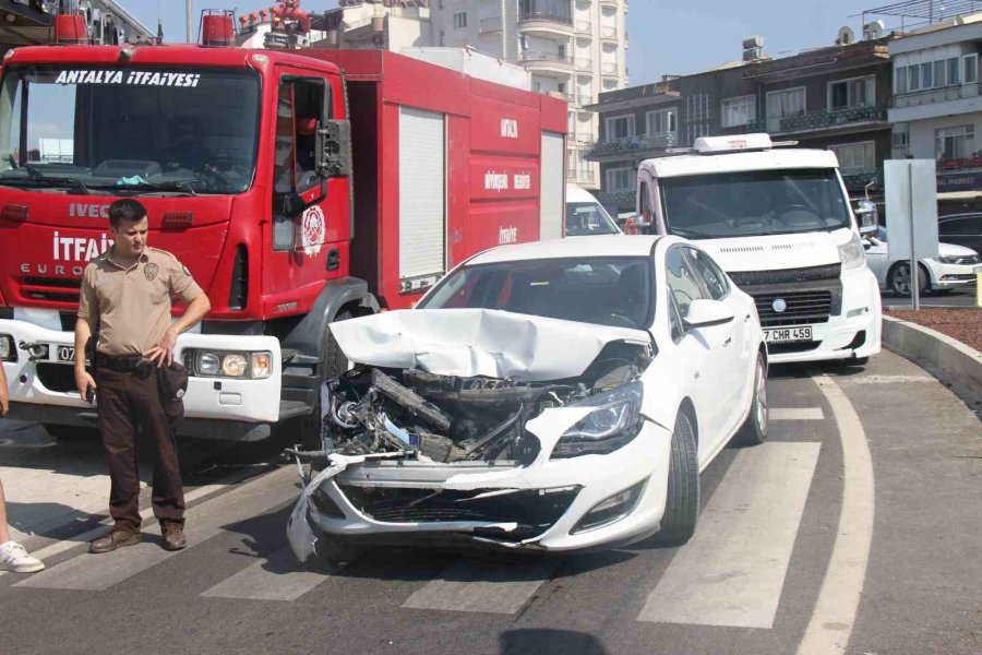 Antalya’da 5 Aracın Karıştığı Zincirleme Kazada 6 Kişi Yaralandı