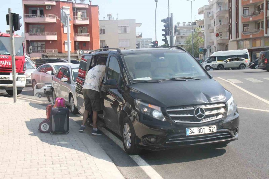 Antalya’da 5 Aracın Karıştığı Zincirleme Kazada 6 Kişi Yaralandı