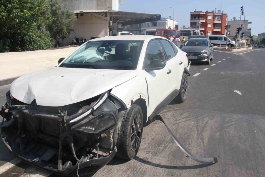 Antalya’da 5 Aracın Karıştığı Zincirleme Kazada 6 Kişi Yaralandı