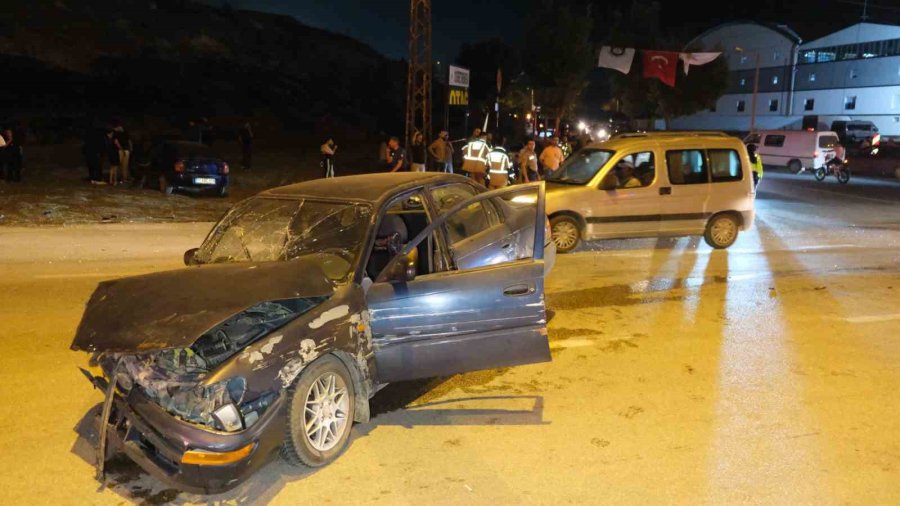 Karaman’da Otomobiller Çarpıştı: 3 Yaralı