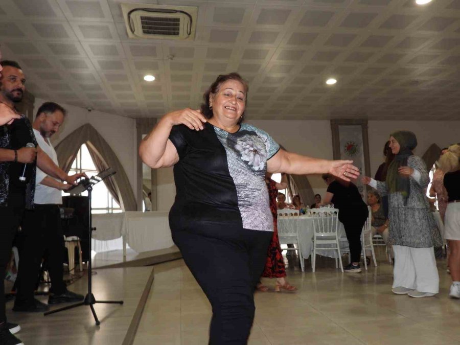 Kepez’de Kadınlara Moral Dolu Matine