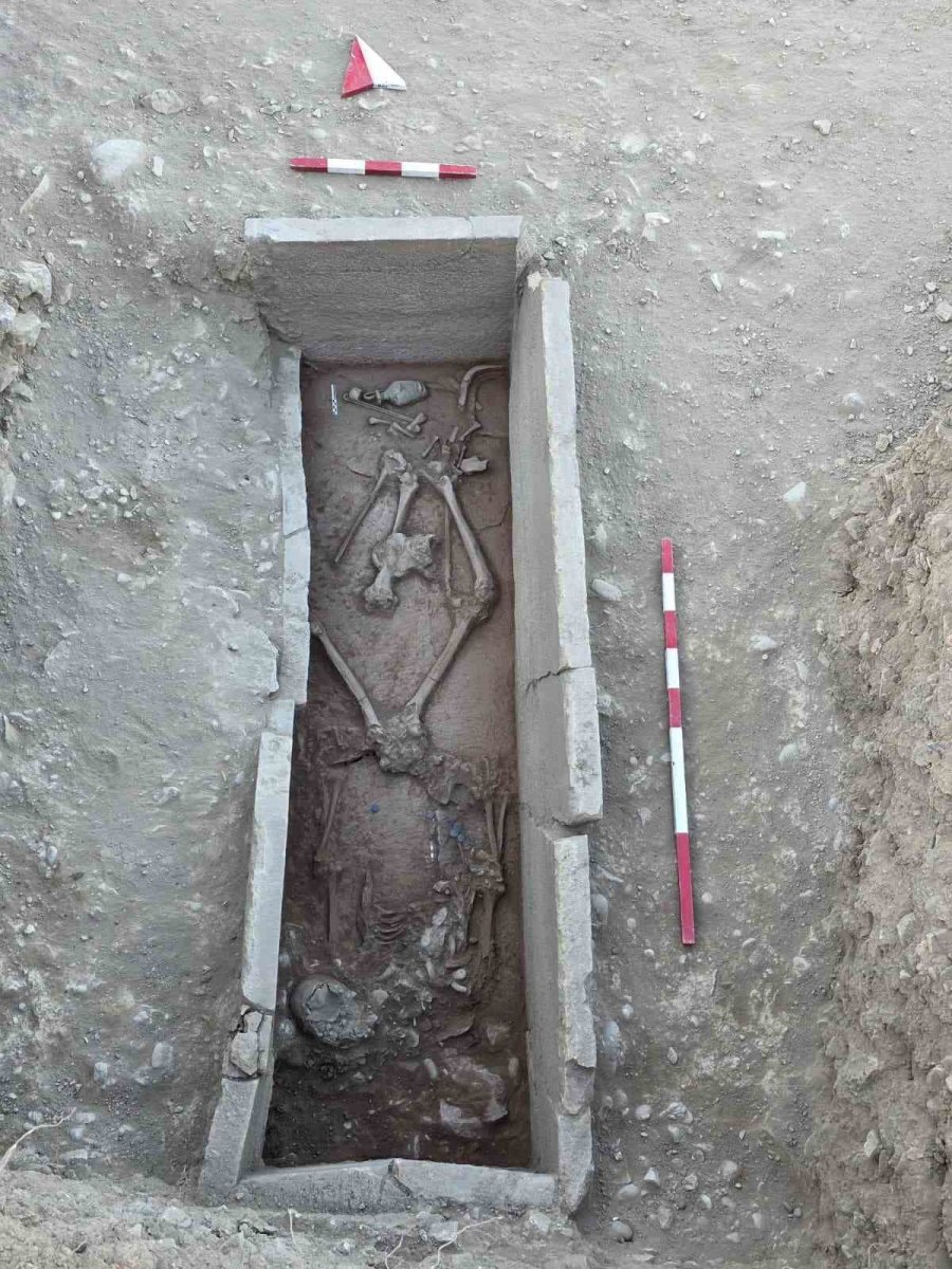 Aspendos’ta 2 Bin 400 Yıllık Güreşçi Mezarı Keşfedildi