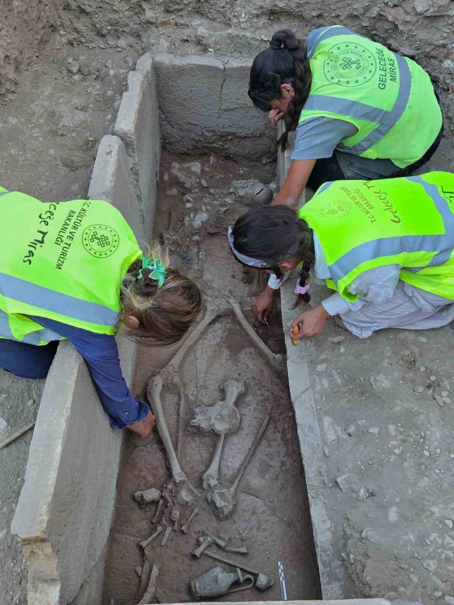 Aspendos’ta 2 Bin 400 Yıllık Güreşçi Mezarı Keşfedildi