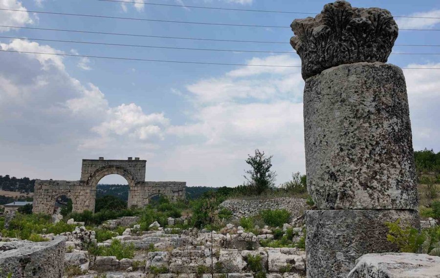Torosların Eteğinde Olba Krallığı’nın İbadet Yeri ’uzuncaburç’ Misafirlerini Ağırlıyor