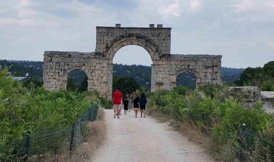 Torosların Eteğinde Olba Krallığı’nın İbadet Yeri ’uzuncaburç’ Misafirlerini Ağırlıyor