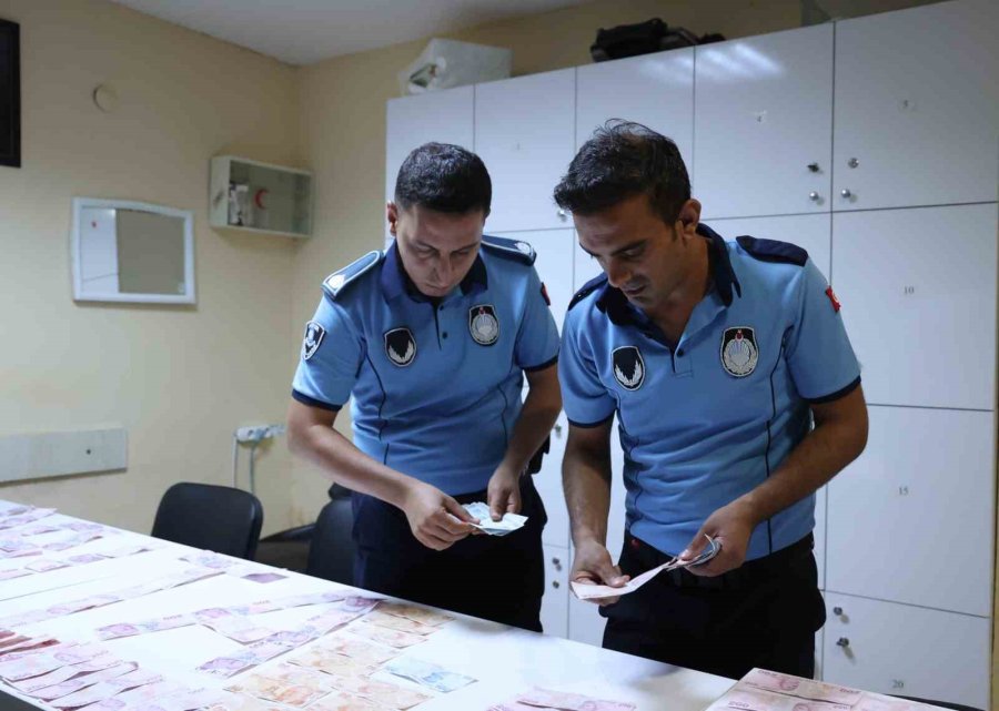 Antalya’da Yakalanan Dilencinin Üzerinden 17 Bin Tl Çıktı