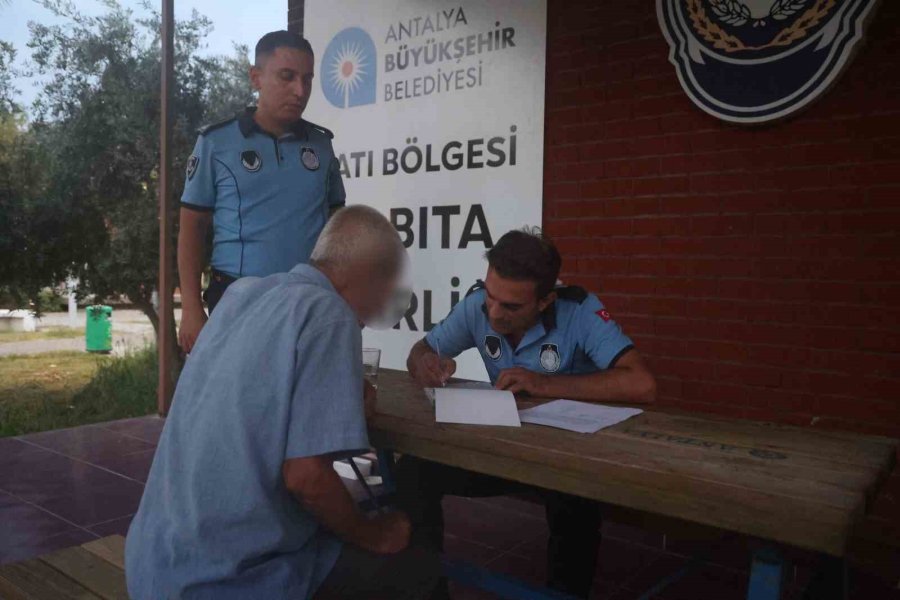 Antalya’da Yakalanan Dilencinin Üzerinden 17 Bin Tl Çıktı