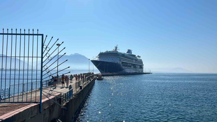 Lüks Kruvaziyer Bin 807 Turist İle Alanya İskelesine Demir Attı