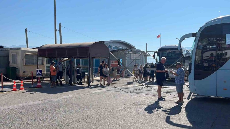 Lüks Kruvaziyer Bin 807 Turist İle Alanya İskelesine Demir Attı