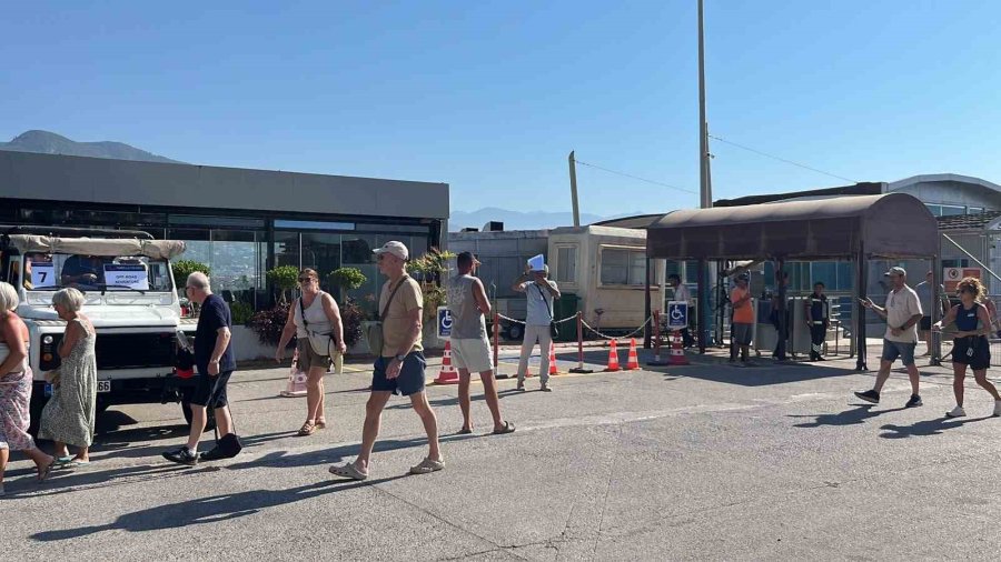 Lüks Kruvaziyer Bin 807 Turist İle Alanya İskelesine Demir Attı