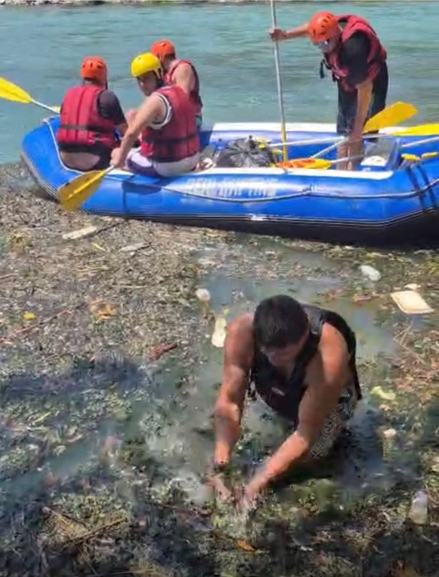 Beşkonak’ta Raftingciler Kürekleri Bırakıp Çöp Topladı