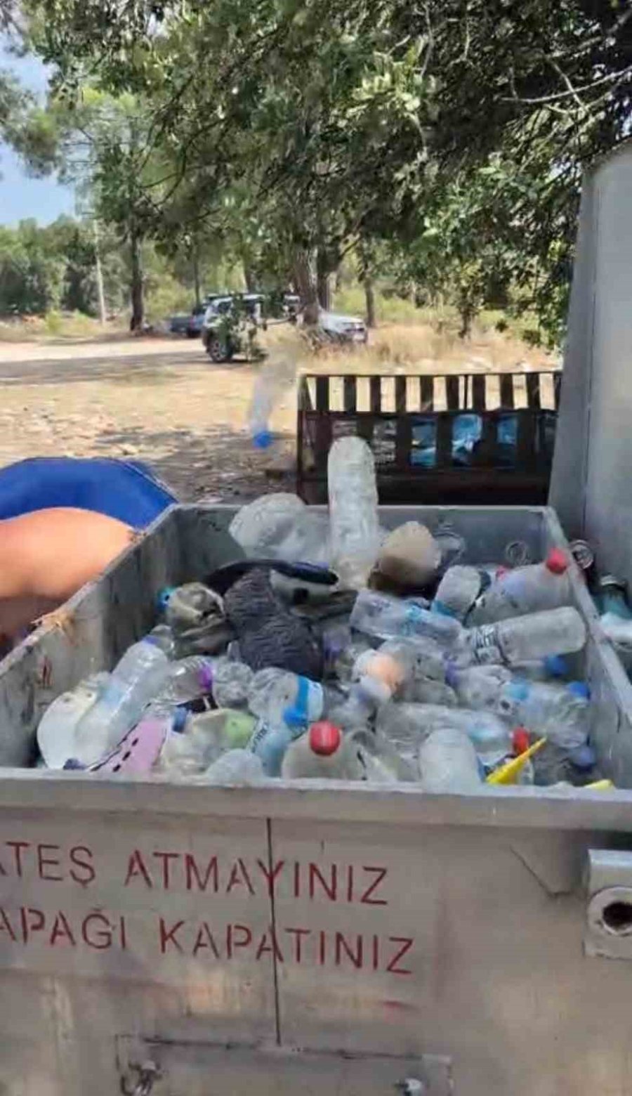 Beşkonak’ta Raftingciler Kürekleri Bırakıp Çöp Topladı