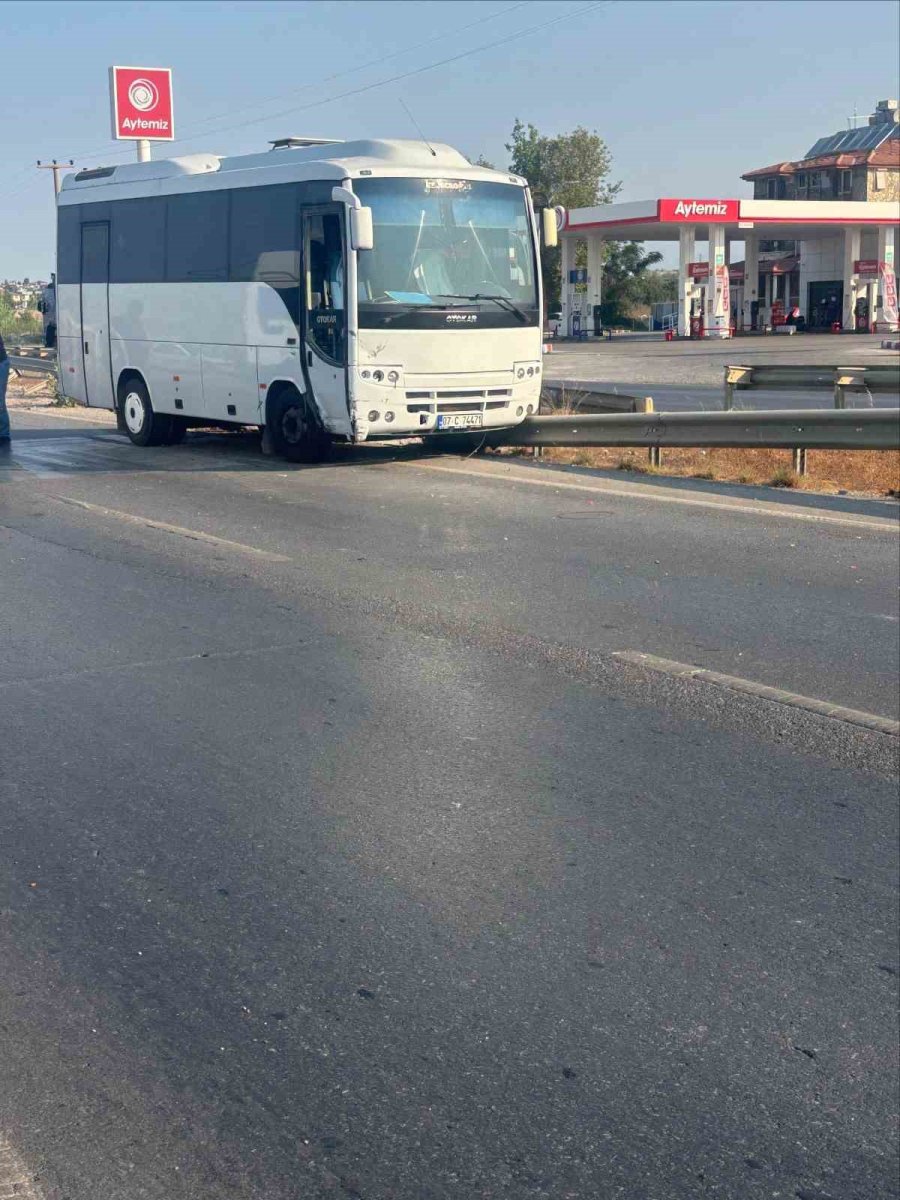 Antalya’da Çarpışan Araçlar Yayalara Çarptı: 6 Yaralı