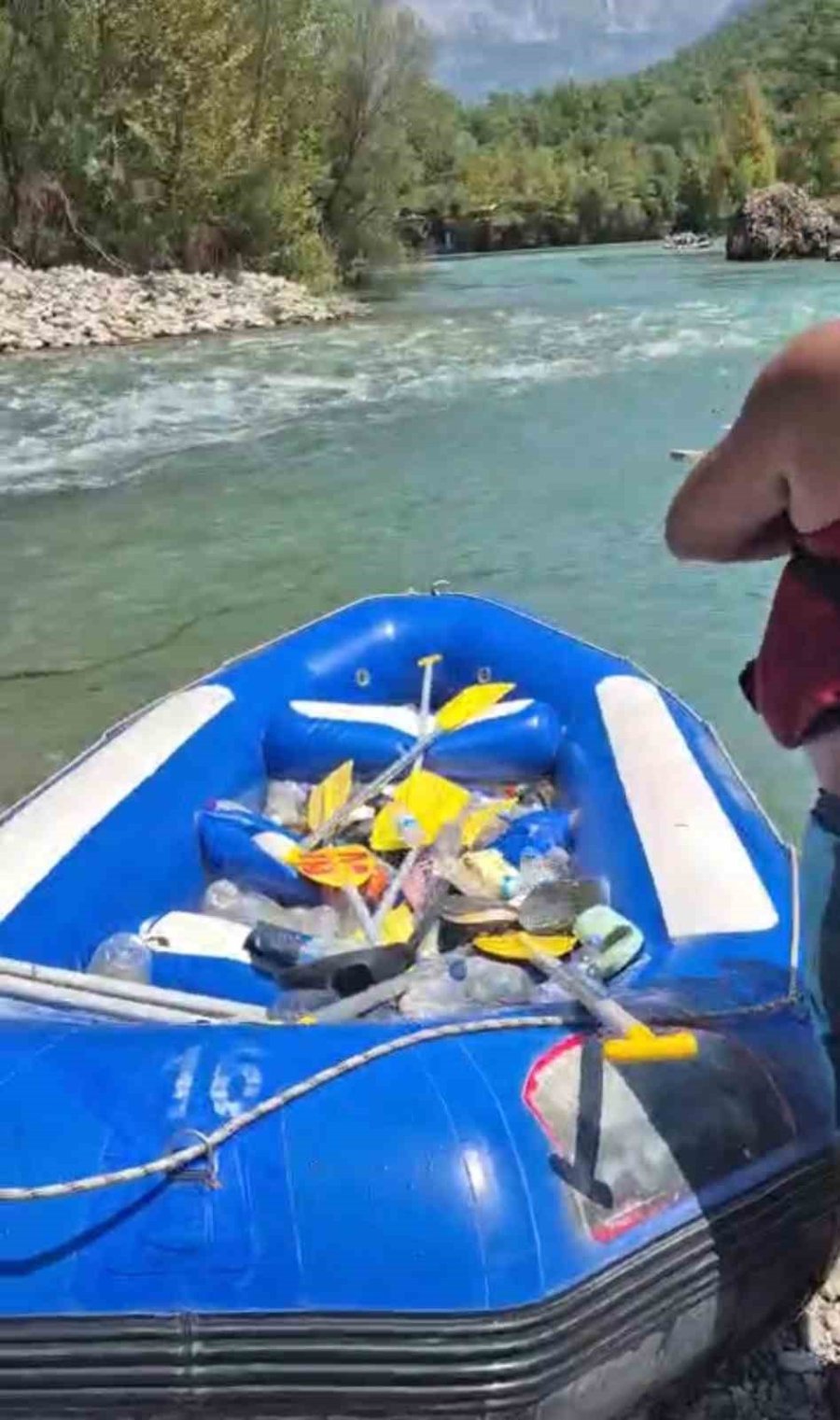 Beşkonak’ta Raftingciler Kürekleri Bırakıp Çöp Topladı