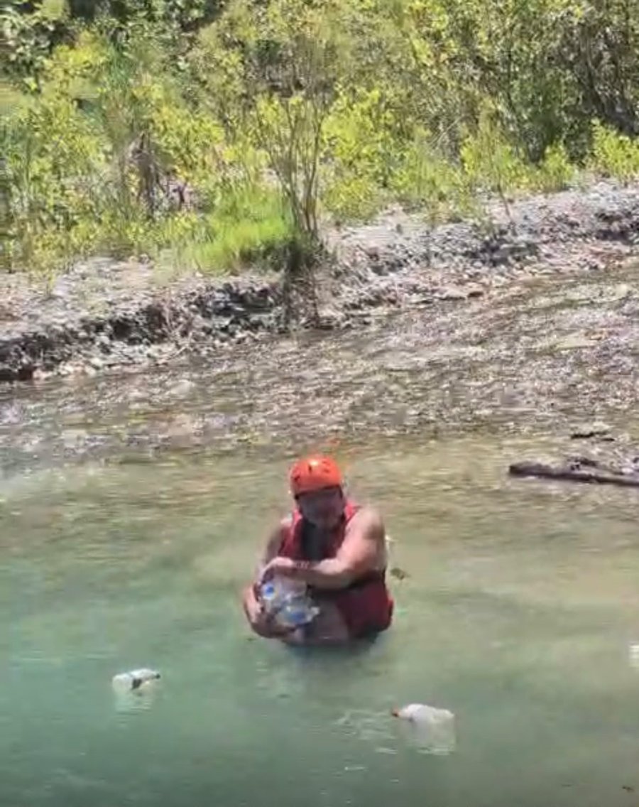 Beşkonak’ta Raftingciler Kürekleri Bırakıp Çöp Topladı