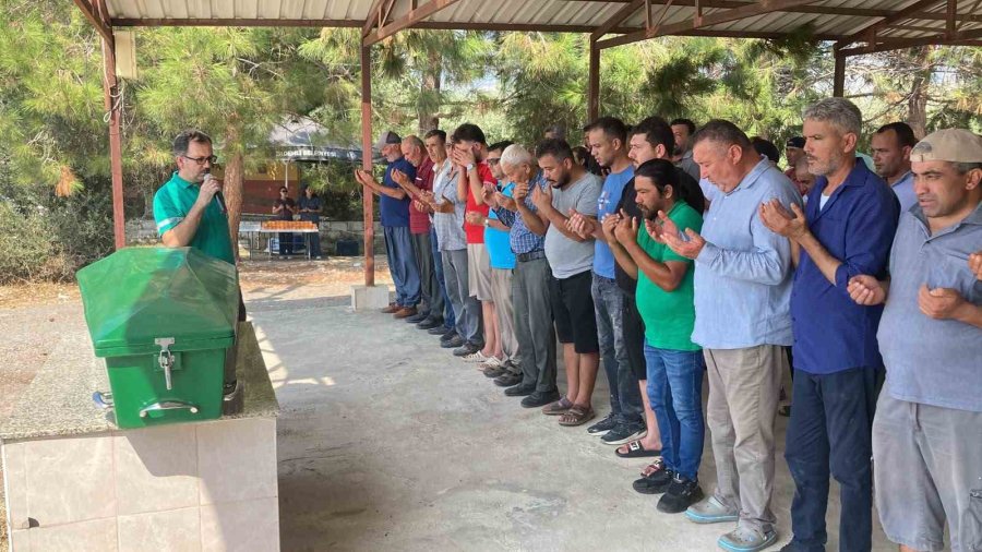 Mersin’deki Kasklı Dehşette Hayatını Kaybeden Yaşlı Adam Toprağa Verildi
