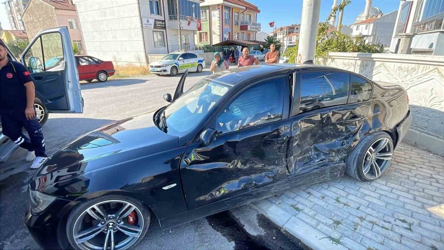 Karaman’da İki Otomobil Çarpıştı: 5 Yaralı