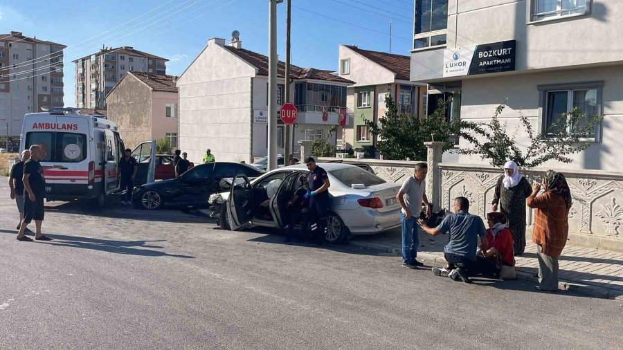 Karaman’da İki Otomobil Çarpıştı: 5 Yaralı