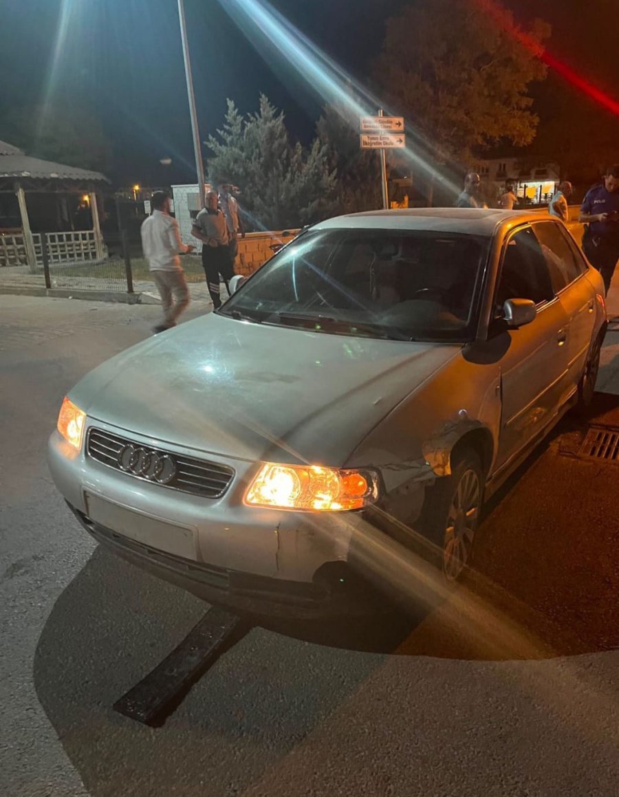 Otomobil İle Üç Tekerlekli Motosiklet Çarpıştı: 2 Yaralı