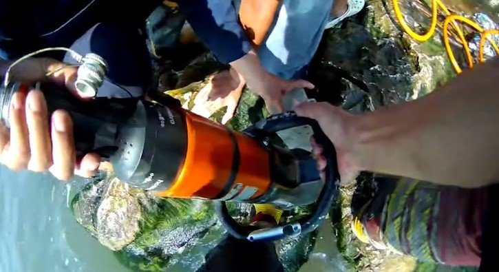 Mersin’de Ayağı Kayalıklara Sıkışan Vatandaşın İmdadına İtfaiye Yetişti