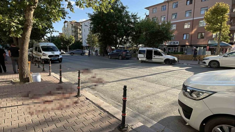 Husumetlisini Sokak Ortasında Bıçaklayarak Öldürdü: Saldırı Anı Kamerada