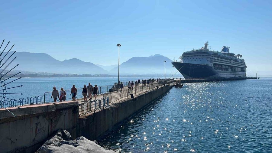 Lüks Kruvaziyer Bin 807 Turist İle Alanya İskelesine Demir Attı