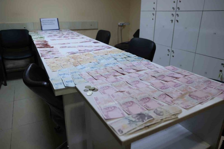 Antalya’da Yakalanan Dilencinin Üzerinden 17 Bin Tl Çıktı