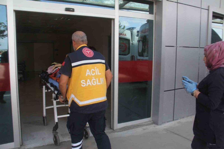 Beyşehir’de Ticari Taksi Anne Ve Kızına Çarptı: 2 Yaralı