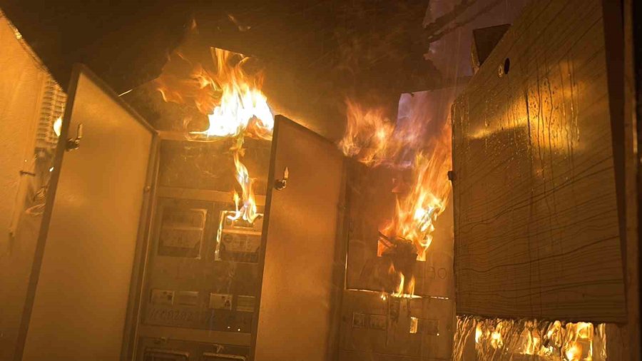 Elektrik Panosunda Çıkan Yangın Apartmanın Çatısını Sardı: O Anlar Kamerada