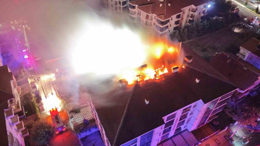 Elektrik Panosunda Çıkan Yangın Apartmanın Çatısını Sardı: O Anlar Kamerada