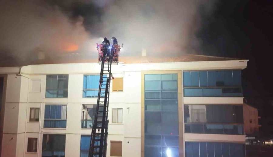 Elektrik Panosunda Çıkan Yangın Apartmanın Çatısını Sardı: O Anlar Kamerada