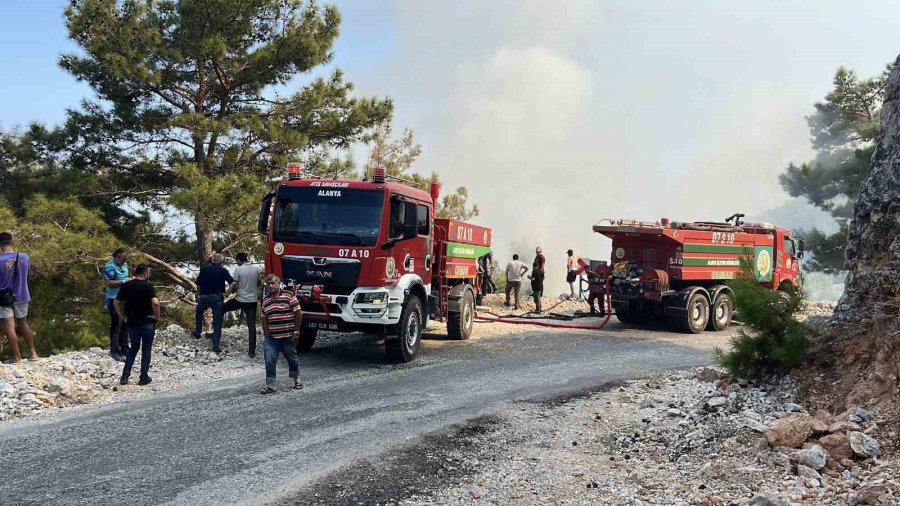 Antalya’da İki İlçede Çıkan Orman Yangınları Kontrol Altına Alındı