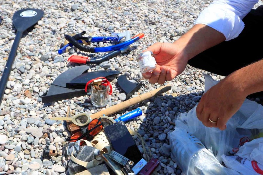 Denizin Dibinde Buldukları Görenleri Hayrete Düşürüyor: Tatilcilerin Denizde Kaybettikleri, Dalış Yapan Gencin Ganimeti Oluyor