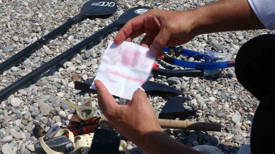 Denizin Dibinde Buldukları Görenleri Hayrete Düşürüyor: Tatilcilerin Denizde Kaybettikleri, Dalış Yapan Gencin Ganimeti Oluyor