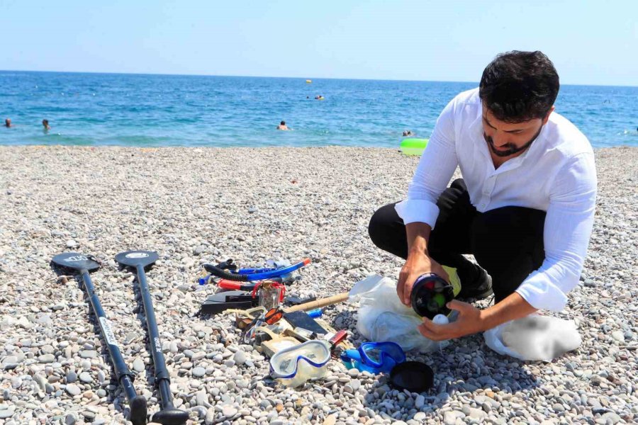 Denizin Dibinde Buldukları Görenleri Hayrete Düşürüyor: Tatilcilerin Denizde Kaybettikleri, Dalış Yapan Gencin Ganimeti Oluyor