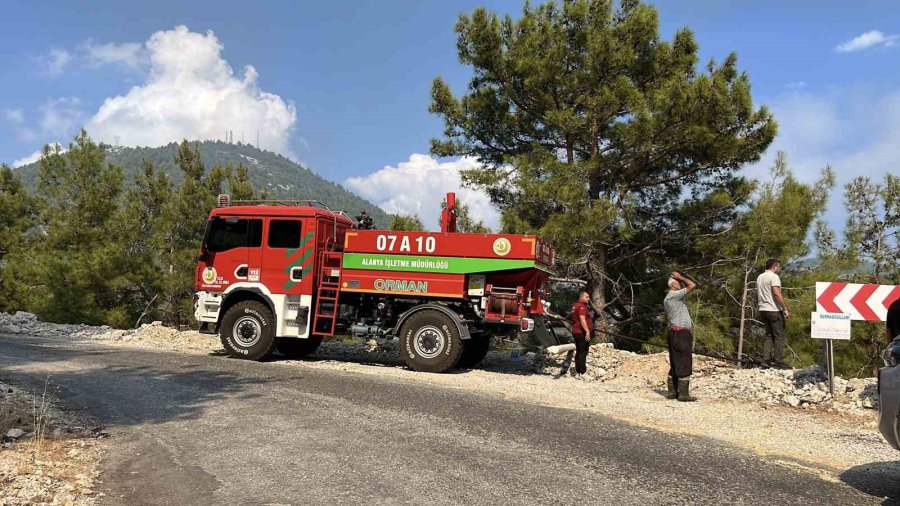 Antalya’da İki İlçede Çıkan Orman Yangınına Müdahale Ediliyor