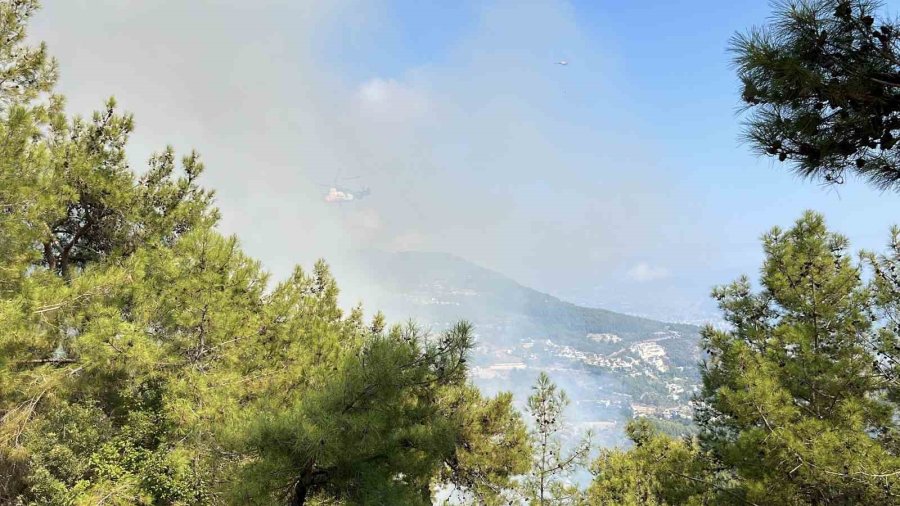 Antalya’da İki İlçede Çıkan Orman Yangınına Müdahale Ediliyor