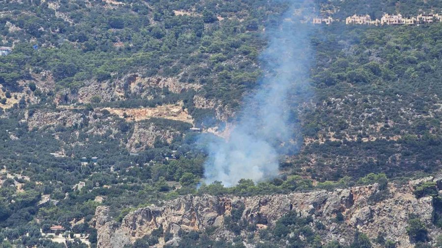 Kaş’ta Makilik Alanda Çıkan Yangın Söndürüldü