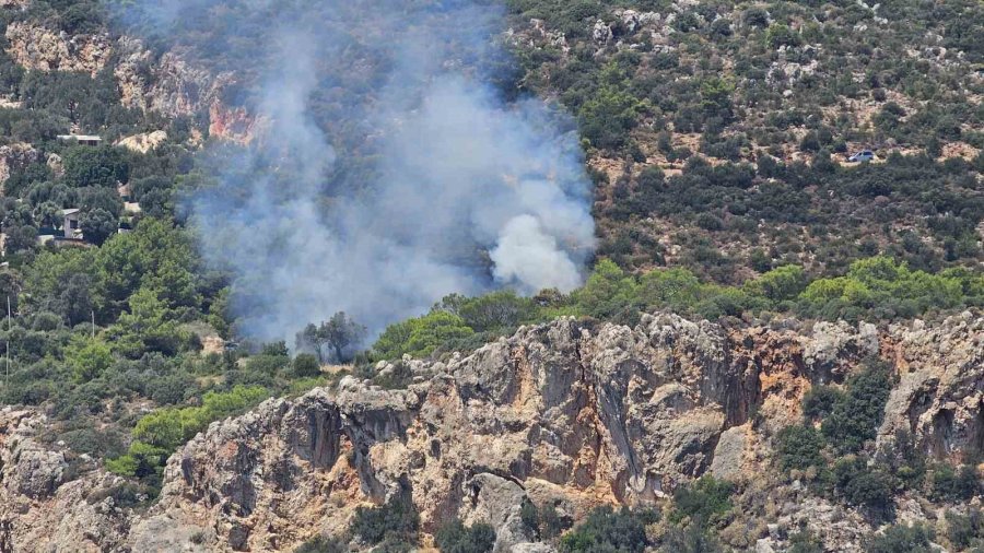Kaş’ta Makilik Alanda Çıkan Yangın Söndürüldü