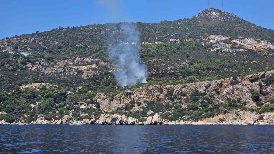 Kaş’ta Makilik Alanda Çıkan Yangın Söndürüldü
