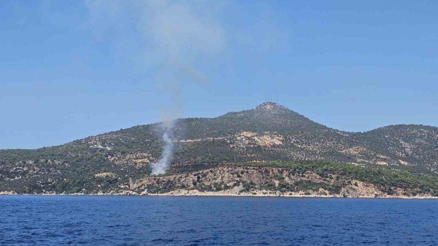 Kaş’ta Makilik Alanda Çıkan Yangın Söndürüldü