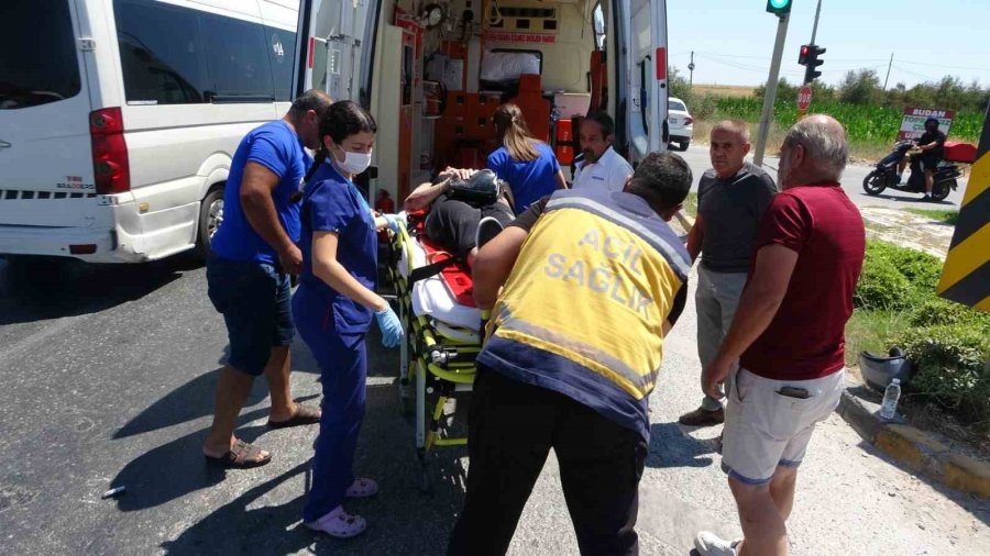 Antalya’da Devrilen Motosikletli Yaralandı